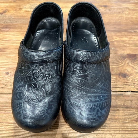 Dansko Professional Black Tooled Clog Mule Leather Women's EU Size 37(6.5-7) EUC - Picture 2 of 10
